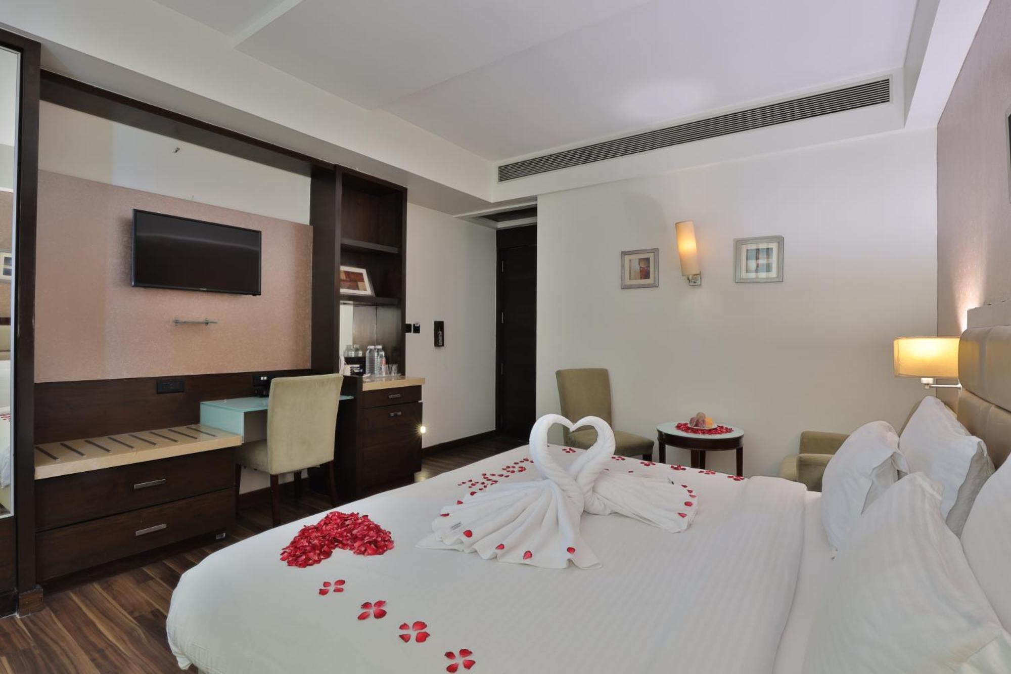 Krios Hotel - Near Sg Highway, Amhedabad Dış mekan fotoğraf