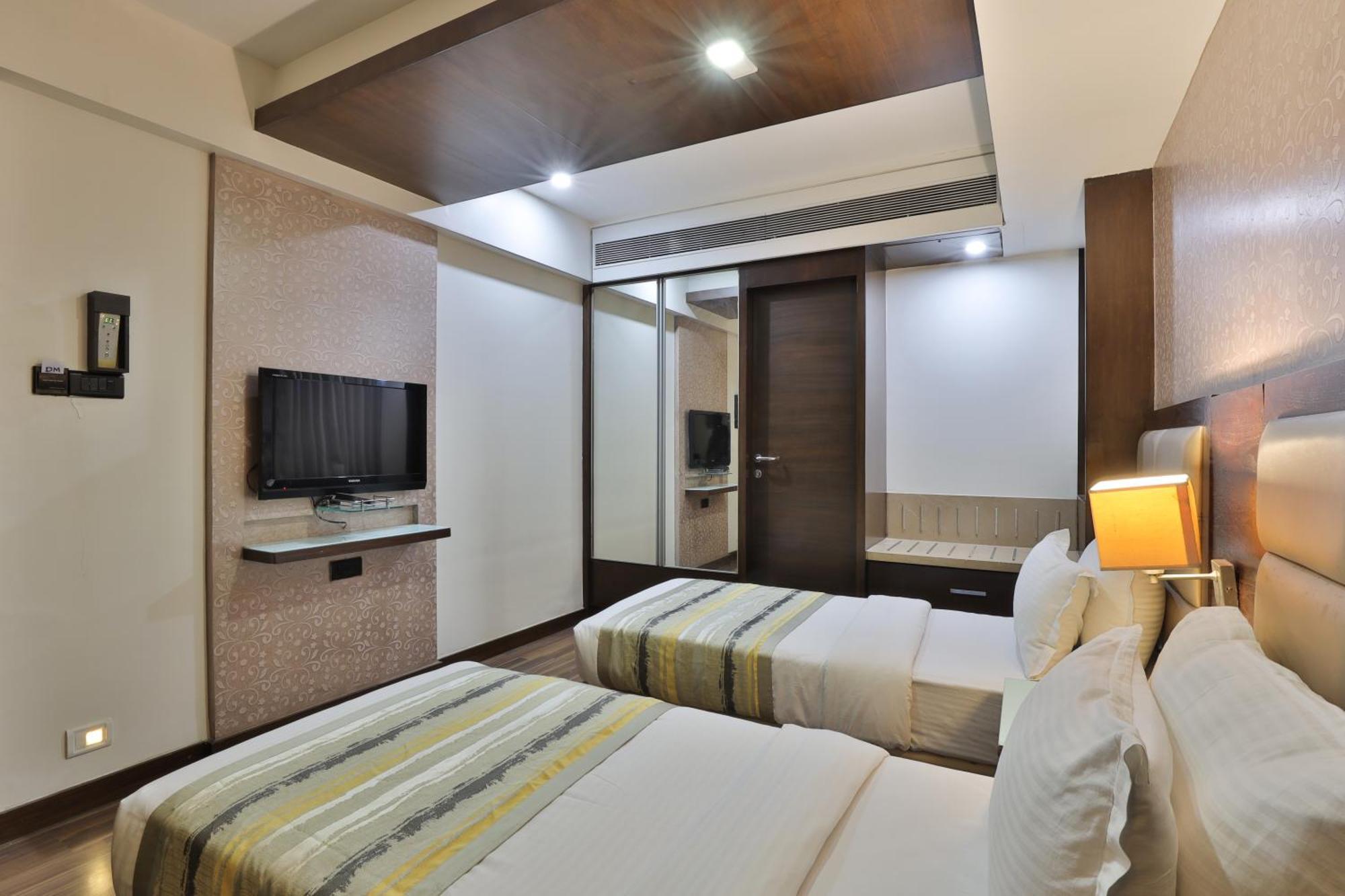 Krios Hotel - Near Sg Highway, Amhedabad Dış mekan fotoğraf