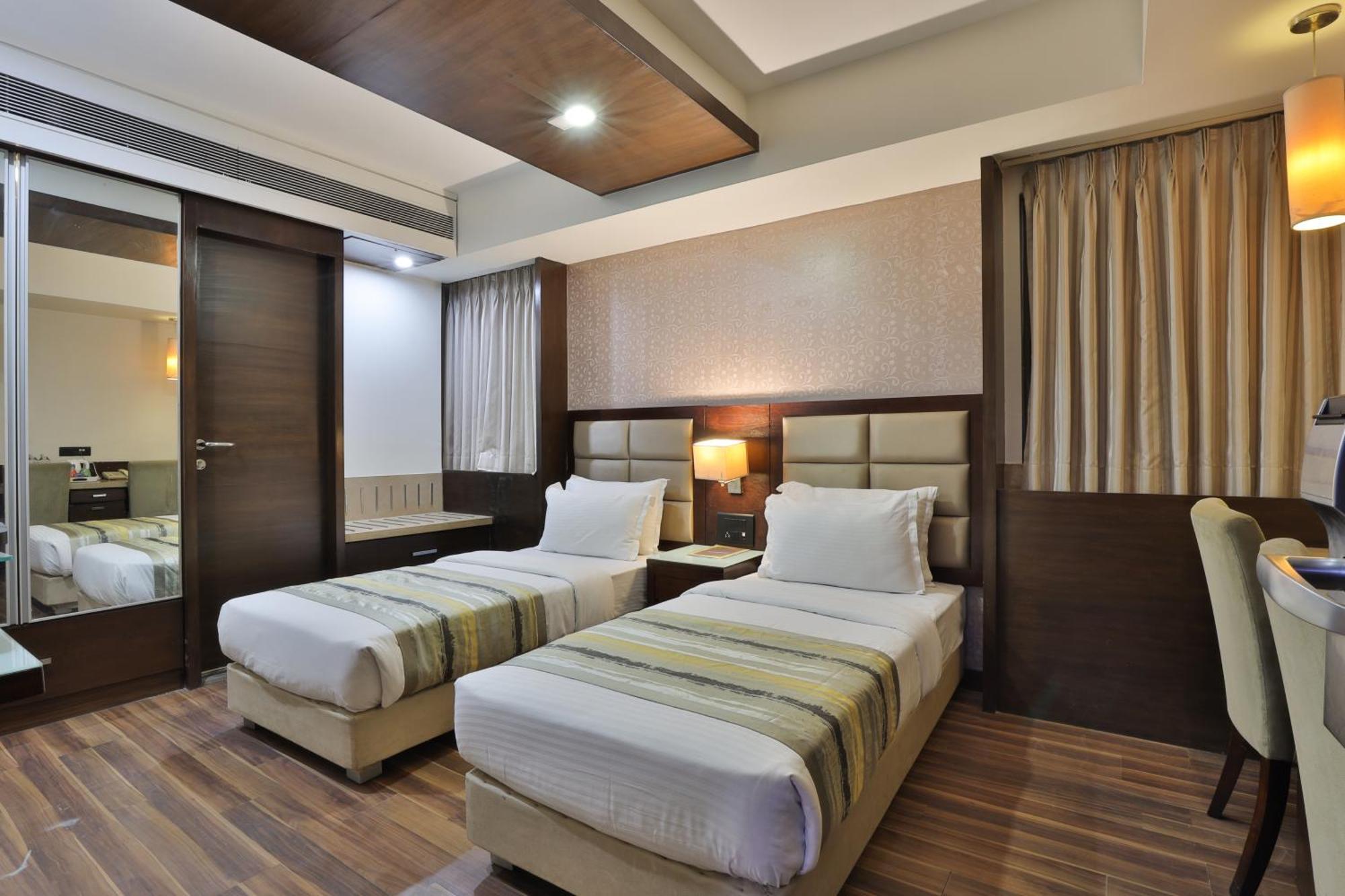 Krios Hotel - Near Sg Highway, Amhedabad Dış mekan fotoğraf